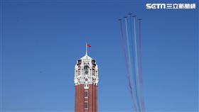 國慶預演／雷虎特技小組大雁隊型衝過總統府上空。（記者邱榮吉/攝影）