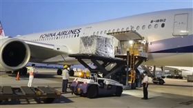 首批客製化BNT落地！郭台銘預告：還有140萬劑快到貨（圖／翻攝自郭台銘臉書）