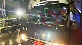 《英雄聯盟》前世界冠軍Toyz劉偉健，住處搜出大麻煙彈，裁定羈押，坐上警備車畫面曝光　（圖／翻攝畫面）