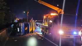 國道1號南下130.4公里苗栗交流道，4車追撞，夫妻藍色貨車翻覆，44歲劉姓男子送醫不治，(圖／翻攝畫面)
