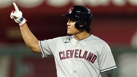 ▲張育成連2場敲追平比數二壘打。（圖／美聯社／達志影像）