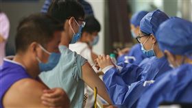 中國開放COVID-19疫苗追加第3劑中國27日宣布開放COVID-19疫苗追加第3劑，首波適用對象是高風險工作人員、出國人員、免疫功能較低以及60歲以上人群。圖為江西省南昌市市民27日接種疫苗。（中新社提供）中央社 110年8月27日