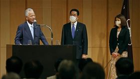 日本自民黨29日選出新任總裁岸田文雄，將成為第100任首相，傳力挺岸田當總裁的甘利明將接任自民黨幹事長。圖為甘利明（左）上台致詞恭賀岸田（中）當選。（圖／共同社）
