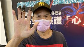 周先生說，沒想到這場病竟讓他的右手差點截肢。（圖／記者簡浩正攝影）