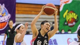 WSBL例行賽　台元勝台電（1）第16屆WSBL女子超級籃球聯賽持續展開，9日由台灣電力隊交手台元紡織隊，台元彭曉彤（中）突破防守，積極進攻，助隊終場以79比51獲勝。中央社記者裴禛攝　110年5月9日