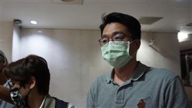 勞退基金炒股弊案  檢調約談涉案孫姓經理人孫姓基金經理人（右）等人涉嫌在基金操作前以友人帳戶提前下單買股藉以獲利，北檢30日指揮調查局台北市調處兵分多路搜索，並約談孫姓基金經理人等11人說明。中央社記者林長順攝  110年9月30日