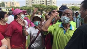 高樹鄉超商女店員遭攻擊  村民衛生局陳情屏東縣高樹鄉新南村1名衛生局列管的精神病患26日攻擊超商女店員，因為他有多起傷害史，村民30日在村長帶領下到衛生局陳情。衛生局允諾會妥善處置。中央社記者郭芷瑄攝  110年9月30日