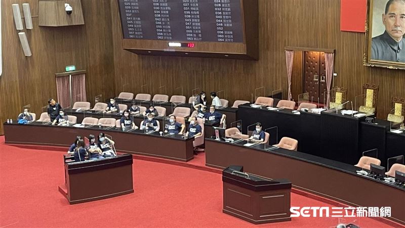 藍委7點衝進立院！祭「文攻」表決戰