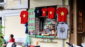 河內市恢復生機越南首都河內市為了防範疫情先前祭出長達兩個月的「禁足令」，800多萬市民被要求待在家。圖為河內市老城區一家紀念品店在防疫禁令鬆綁後重新營業。中央社記者陳家倫河內攝  110年9月30日