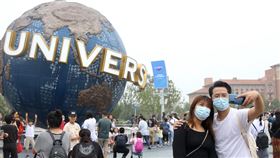 北京環球影城開幕 塑造美中民間正常交流形象（2）深受中國民間關注的北京環球影城20日中午正式開幕。圖為在影城標誌前合影的民眾。（中新社提供）中央社記者邱國強北京傳真  110年9月21日