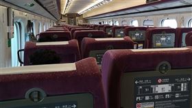 大雨影響苗栗路段致使邊坡落石不斷，高鐵考量旅客安全，宣布暫停苗栗至台中區間雙向運轉。當下有不少民眾還在列車上，不耐久候，情緒激動。（圖／讀者提供）