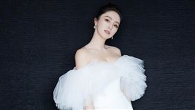 洋裝抹胸設計，讓她大露天鵝頸和胸前白皙肌膚。(圖／翻攝自董璇微博）