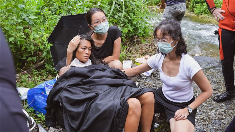 女星下海拍片嗆水失溫　含淚癱躺岸邊