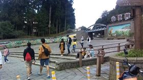 阿里山遊樂區中秋連假遊客不多中秋連假最後一天，嘉義林區管理處阿里山工作站表示，到21日下午3時為止，阿里山入園人數約1千人次，4天連假總入園人數不超1萬人次，遊客都是自己開小客車、休旅車上山的，少了搭遊覽車到阿里山的國旅人潮，入園人數就不會太多。（嘉義林管處提供）中央社記者蔡智明傳真  110年9月21日