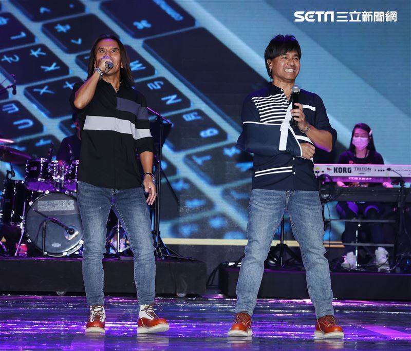 動力火車第56屆電視金鐘獎彩排挑戰國、台、客語歌曲。（記者邱榮吉/攝影）