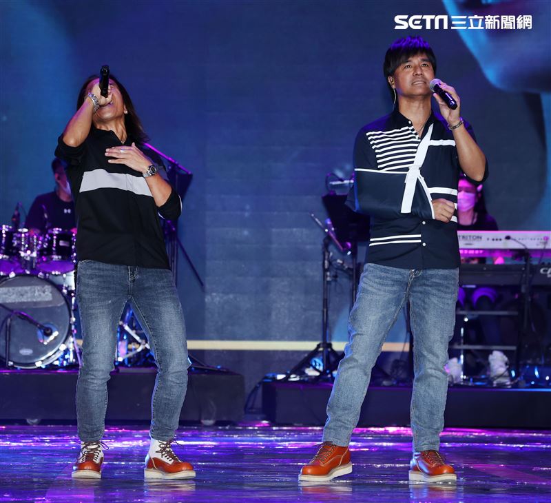 動力火車第56屆電視金鐘獎彩排挑戰國、台、客語歌曲。（記者邱榮吉/攝影）