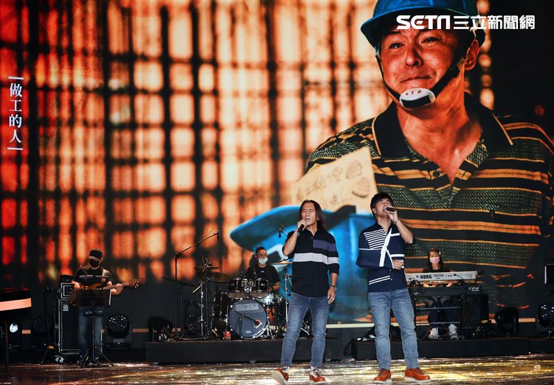 動力火車第56屆電視金鐘獎彩排挑戰國、台、客語歌曲。（記者邱榮吉/攝影）