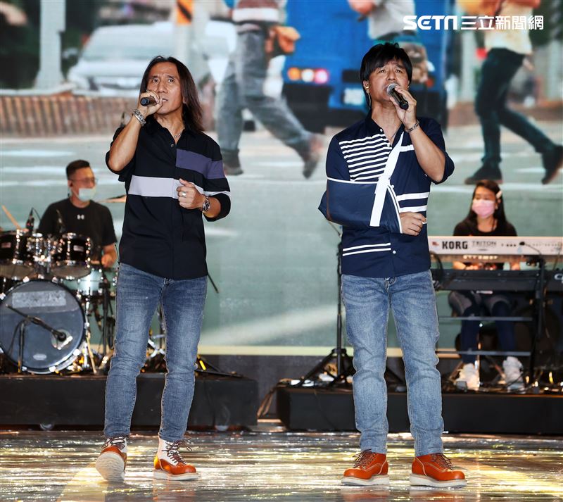 動力火車第56屆電視金鐘獎彩排挑戰國、台、客語歌曲。（記者邱榮吉/攝影）