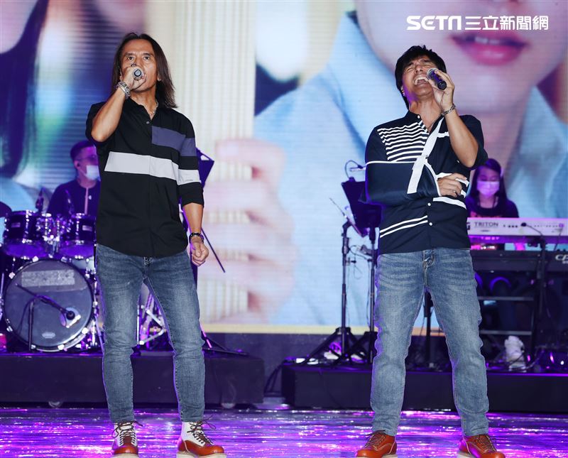 動力火車第56屆電視金鐘獎彩排挑戰國、台、客語歌曲。（記者邱榮吉/攝影）
