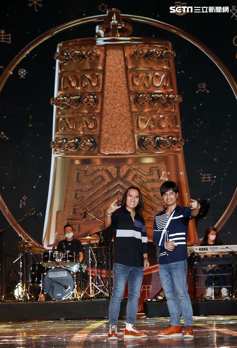 動力火車第56屆電視金鐘獎彩排挑戰國、台、客語歌曲。（記者邱榮吉/攝影）