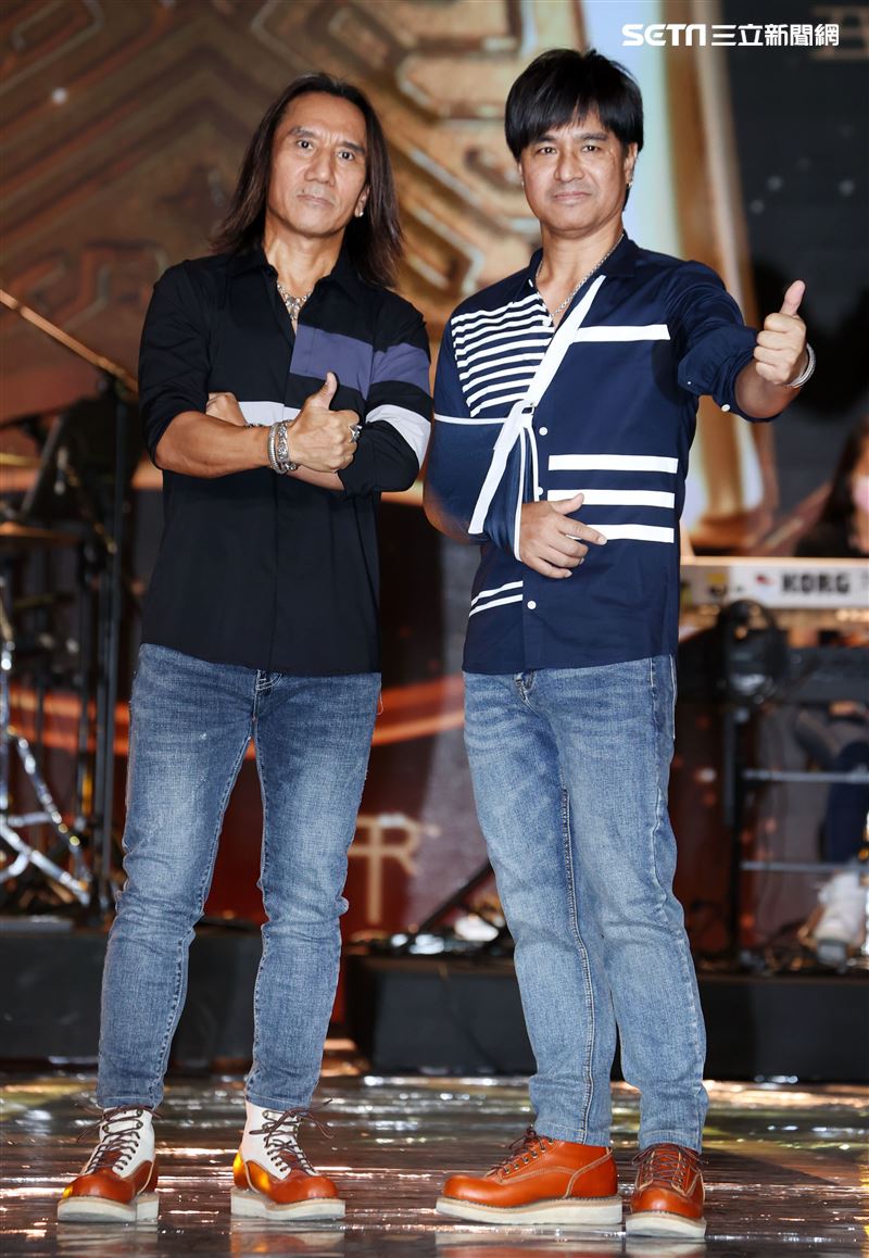 動力火車第56屆電視金鐘獎彩排挑戰國、台、客語歌曲。（記者邱榮吉/攝影）