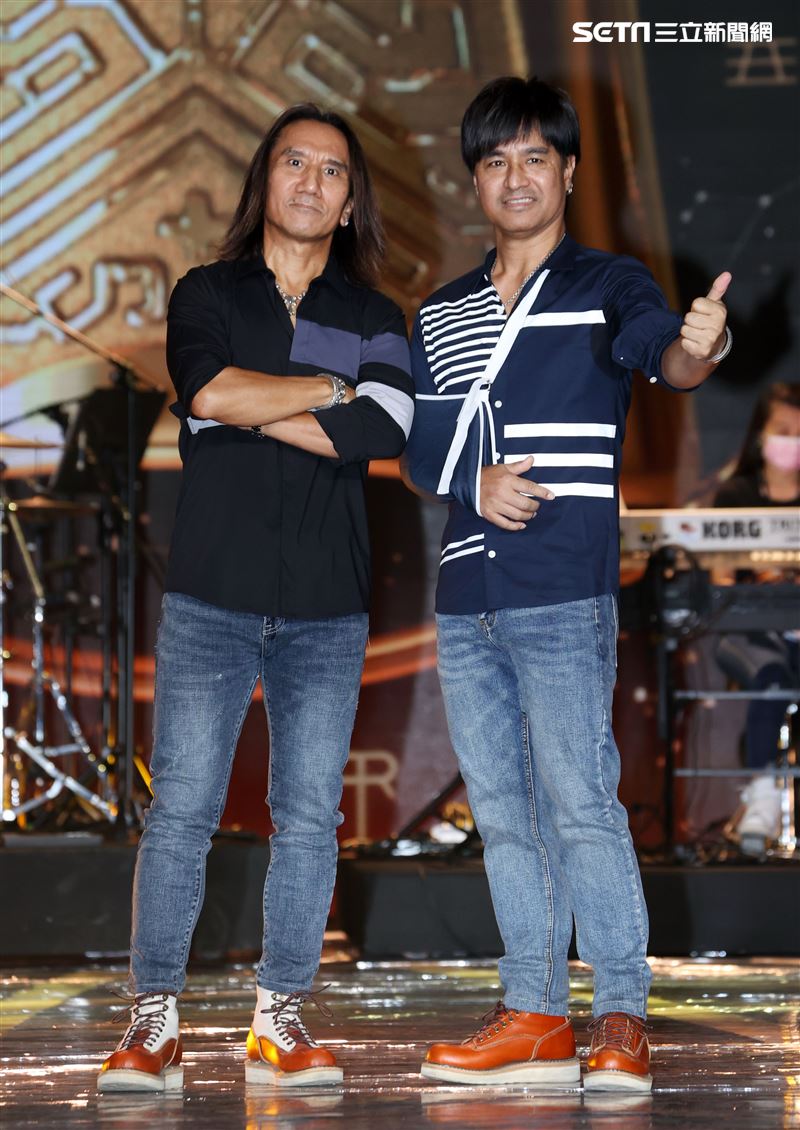 動力火車第56屆電視金鐘獎彩排挑戰國、台、客語歌曲。（記者邱榮吉/攝影）