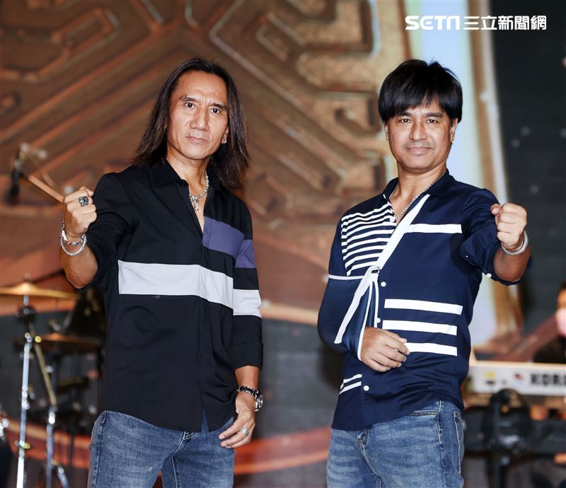 動力火車第56屆電視金鐘獎彩排挑戰國、台、客語歌曲。（記者邱榮吉/攝影）