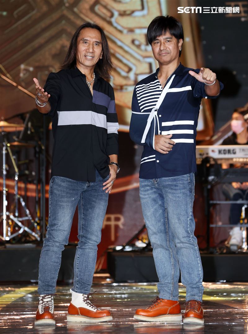 動力火車第56屆電視金鐘獎彩排挑戰國、台、客語歌曲。（記者邱榮吉/攝影）