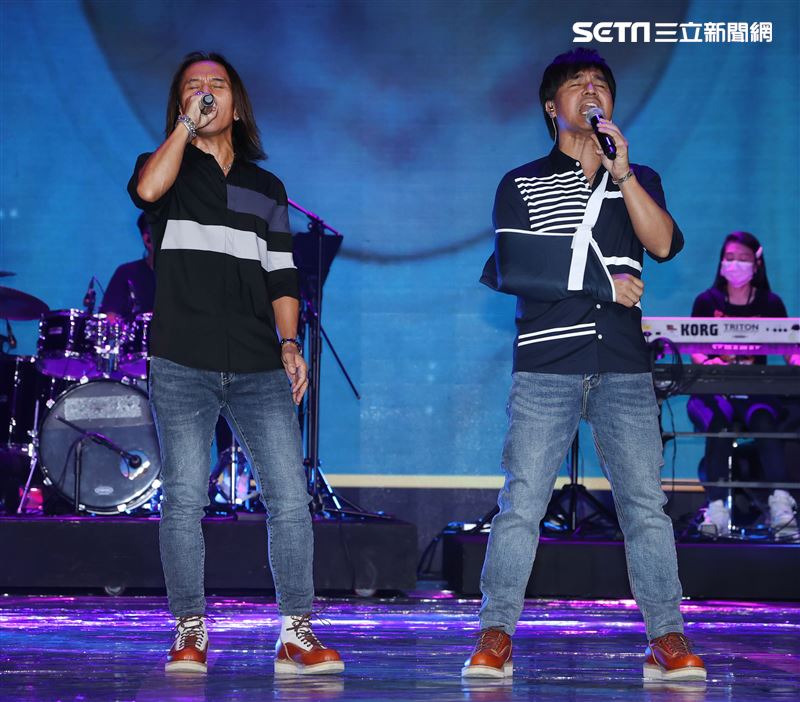 動力火車第56屆電視金鐘獎彩排挑戰國、台、客語歌曲。（記者邱榮吉/攝影）