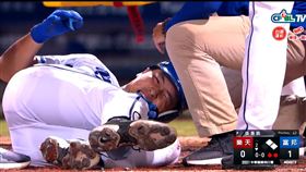 戴云真遭觸身球後當場倒地。（圖／翻攝自CPBL TV）