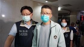 涉勞退基金炒股案  2經理人獲利千萬遭北檢聲押統一投信前基金經理人張繼聖（前右）、孫民承涉嫌在基金操作前以友人帳戶提前下單買股，獲利新台幣8000萬元。台北地檢署9月30日約談張、孫等11人到案，1日聲押張、孫等3人。中央社記者林長順攝  110年10月1日