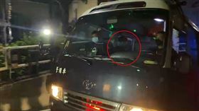 《英雄聯盟》前世界冠軍Toyz劉偉健，住處搜出大麻煙彈，裁定羈押，坐上警備車畫面曝光　（圖／翻攝畫面）