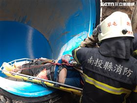 南投工程意外　工人跌落2米管線命危（圖／翻攝畫面）