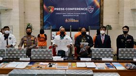 印尼警方破獲跨國詐騙案印尼1日宣布破獲一起跨國詐騙案，受害者包括台灣的食品公司白木屋。中華民國駐印尼警官康淳閔（右）呼籲，從事國際貿易若遇對方更改匯款帳號，應先查證。中央社記者石秀娟雅加達攝  110年10月1日