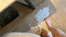  父打翻奶！2歲童秒貼心拿1物他臉綠（圖／翻攝自爆廢公社公開版臉書）