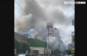 新／台中工廠大火　黑煙竄天際搶救（圖／翻攝畫面）