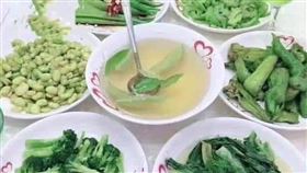 菜色,綠色,水果,飲料。（圖／翻攝自爆廢公社公開版臉書）