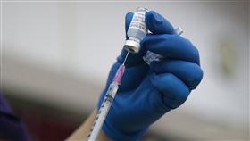 校園疫苗接種  醫護人員準備（1）台北市22日起展開COVID-19（2019冠狀病毒疾病）BNT疫苗校園接種計畫，正式施打前，現場醫護人員依序做好相關準備。中央社記者張新偉攝  110年9月22日