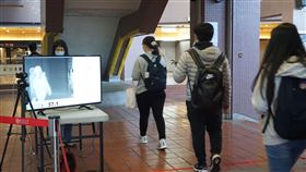 東吳大學6日改採實體線上雙軌授課東吳大學1日宣布6日起改採雙軌制授課，專業課程及體育課全面恢復實體上課，通識科目與共同課程則採遠距教學，校方也備妥紅外線熱像儀，於校內設置體溫量測站。（東吳大學提供）中央社記者陳至中台北傳真  110年10月1日