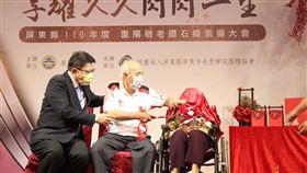 重陽敬老  屏東縣府表揚鑽石婚夫婦（1）屏東縣政府2日舉辦重陽敬老鑽石婚表揚大會，縣長潘孟安（左）會中遞上秤桿給92歲的阿公林德備（中），為91歲的阿嬤林黃五妹（右）挑起紅蓋頭，寓意婚姻生活稱心如意，也重溫大婚之日的幸福感受。（屏東縣政府提供）中央社記者郭芷瑄傳真  110年10月2日
