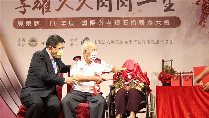 屏東鑽石婚表揚　34對老夫妻走紅毯