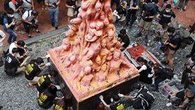 悼念六四  港大學生會洗刷國殤之柱香港大學學生會4日洗刷停放在校內的「國殤之柱」，以悼念北京「六四事件」死難者。中央社記者張謙香港攝  110年6月4日