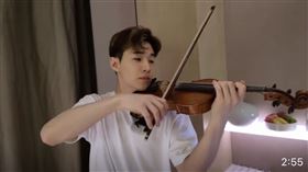 歌手Henry也特別用小提琴演奏《我愛你中國》歌曲。(圖／翻攝自劉憲華微博）