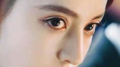 她的眼神往右上看　哎呀她在編織謊言