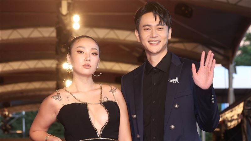 金鎖鍊掉出東西胸　女星太辣紅毯飆唱