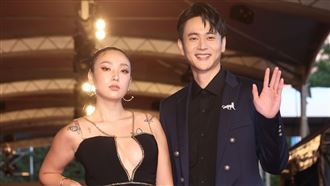 金鎖鍊掉出東西胸　女星太辣紅毯飆唱