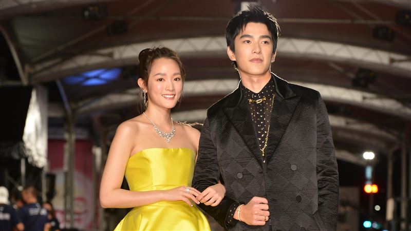 王淨勾曾敬驊再現CP！鎖骨美背超仙