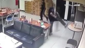 暴怒踹桌！基層警爆：所長情緒失控