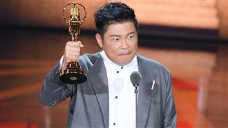 城城上台前瞥見小鬼　泛淚吐內疚心聲