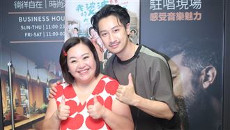 鍾欣凌奪視后脫束褲！回家撒錢當大爺